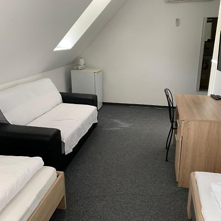 Penzion Holiday Trnava Bagian luar foto