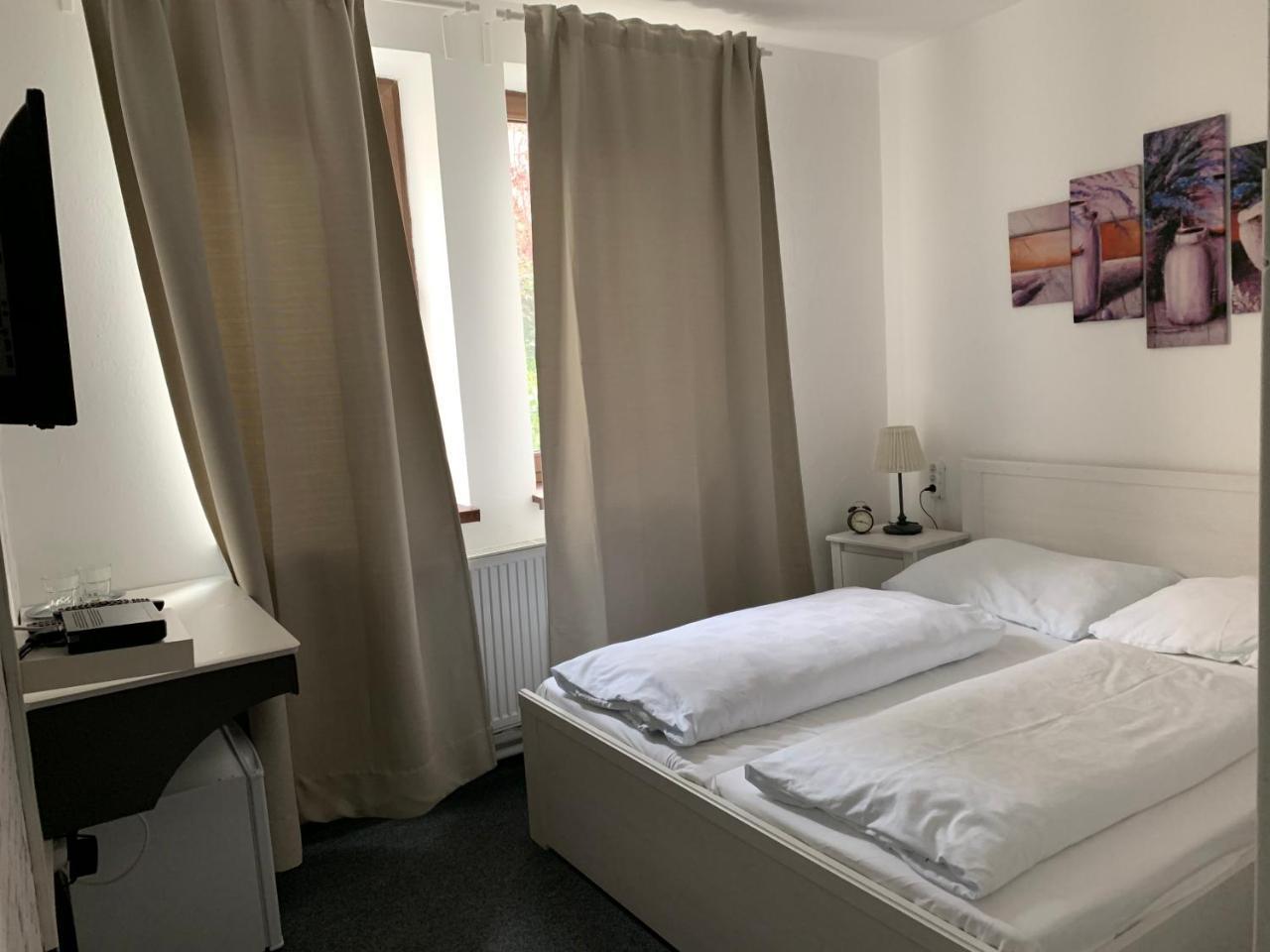 Penzion Holiday Trnava Bagian luar foto