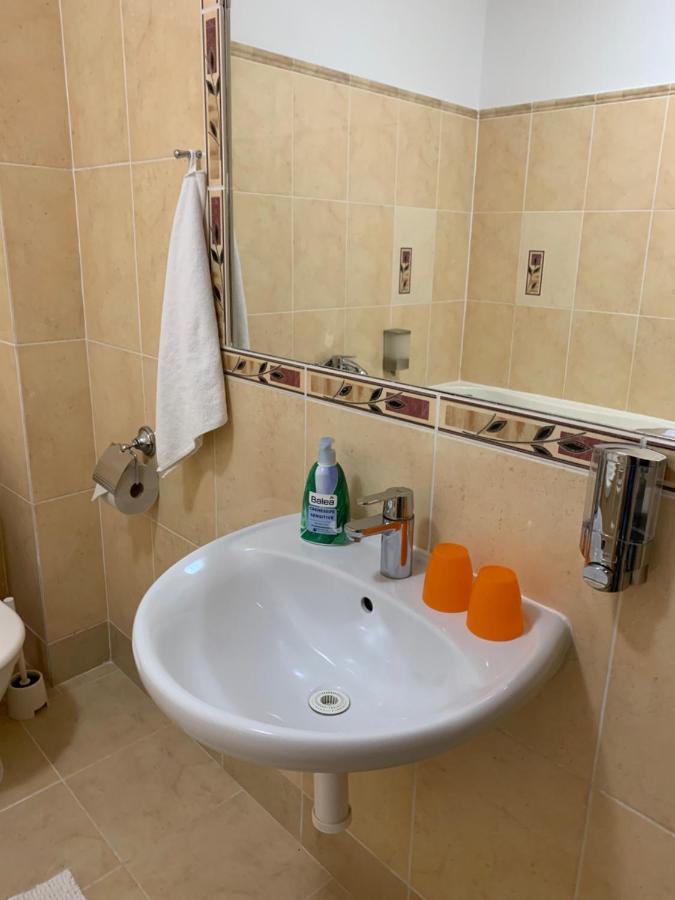 Penzion Holiday Trnava Bagian luar foto