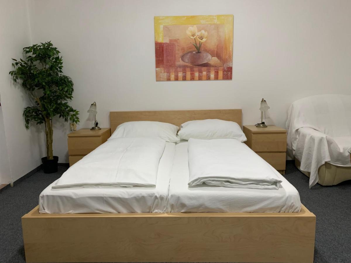 Penzion Holiday Trnava Bagian luar foto
