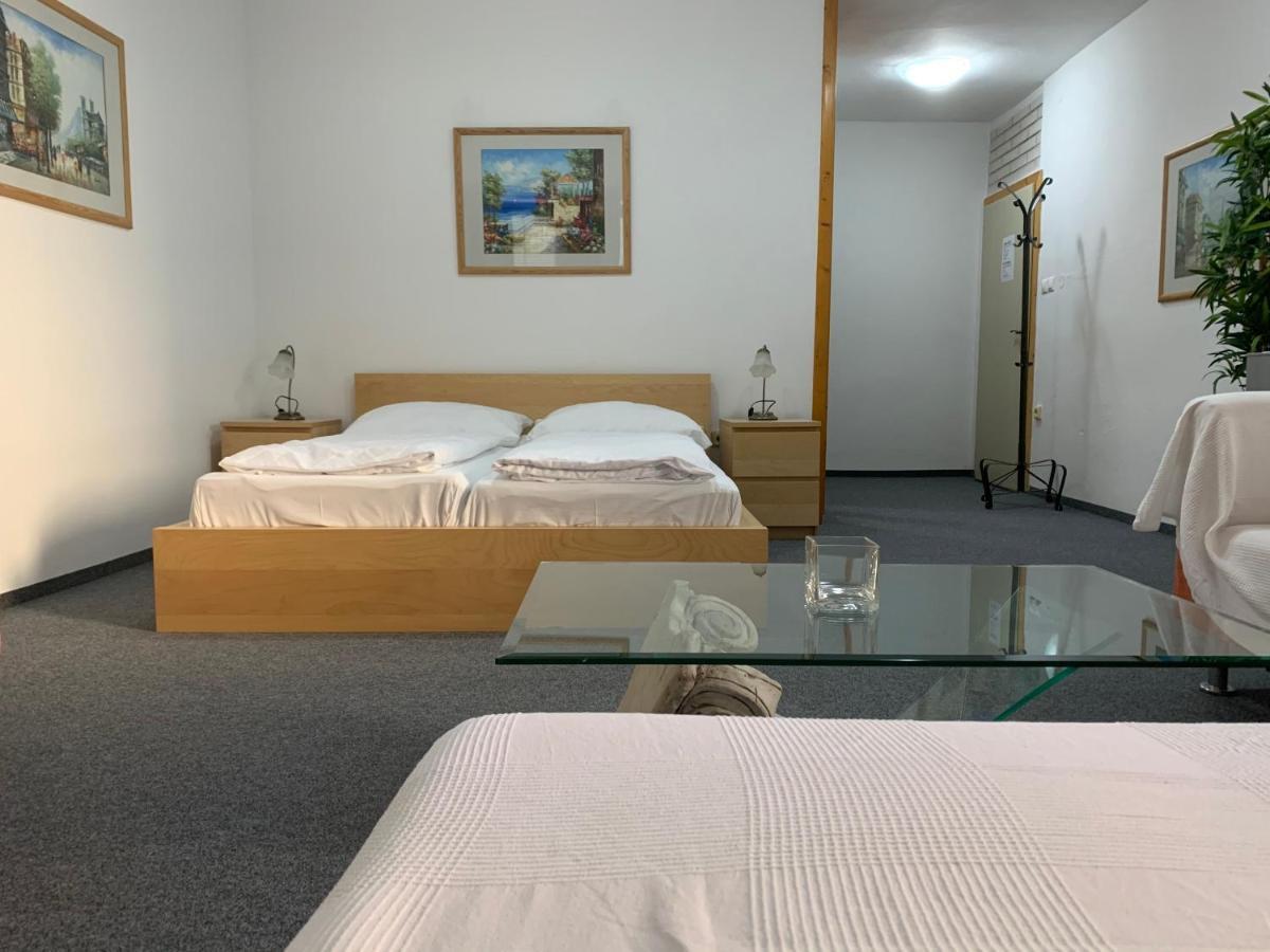 Penzion Holiday Trnava Bagian luar foto