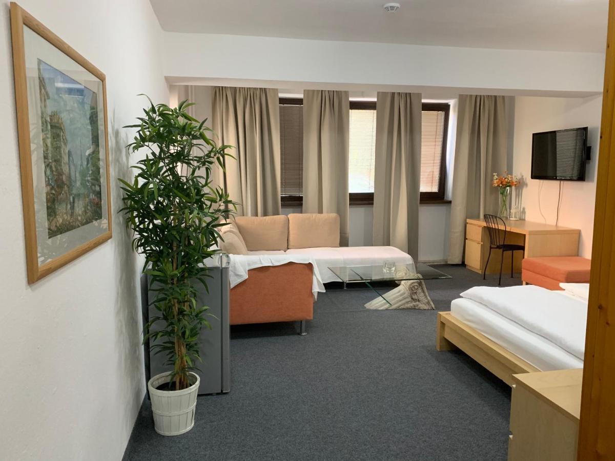 Penzion Holiday Trnava Bagian luar foto