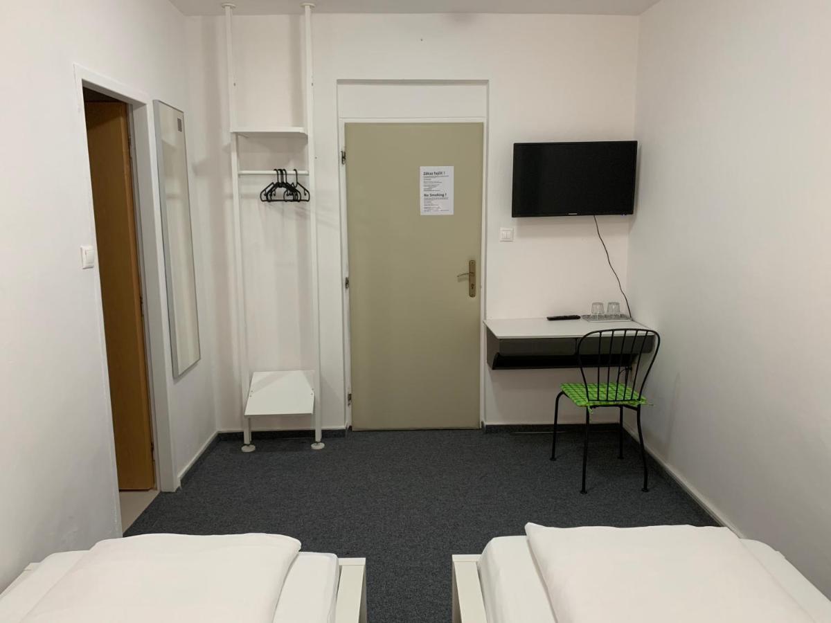 Penzion Holiday Trnava Bagian luar foto