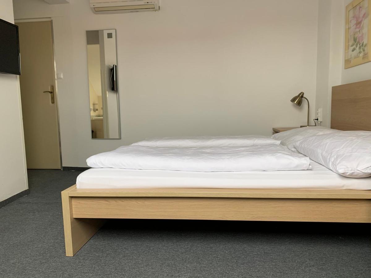Penzion Holiday Trnava Bagian luar foto