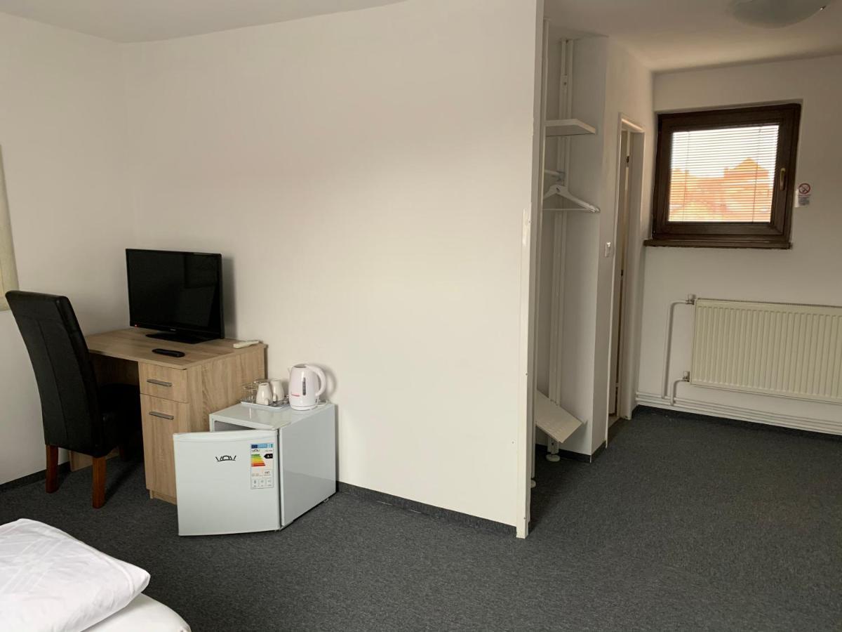 Penzion Holiday Trnava Bagian luar foto
