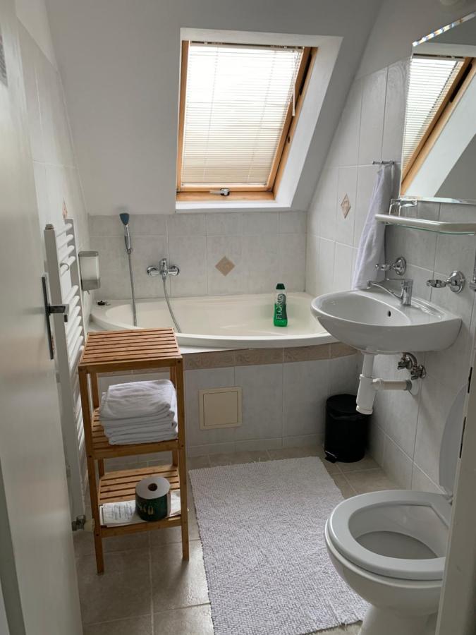 Penzion Holiday Trnava Bagian luar foto