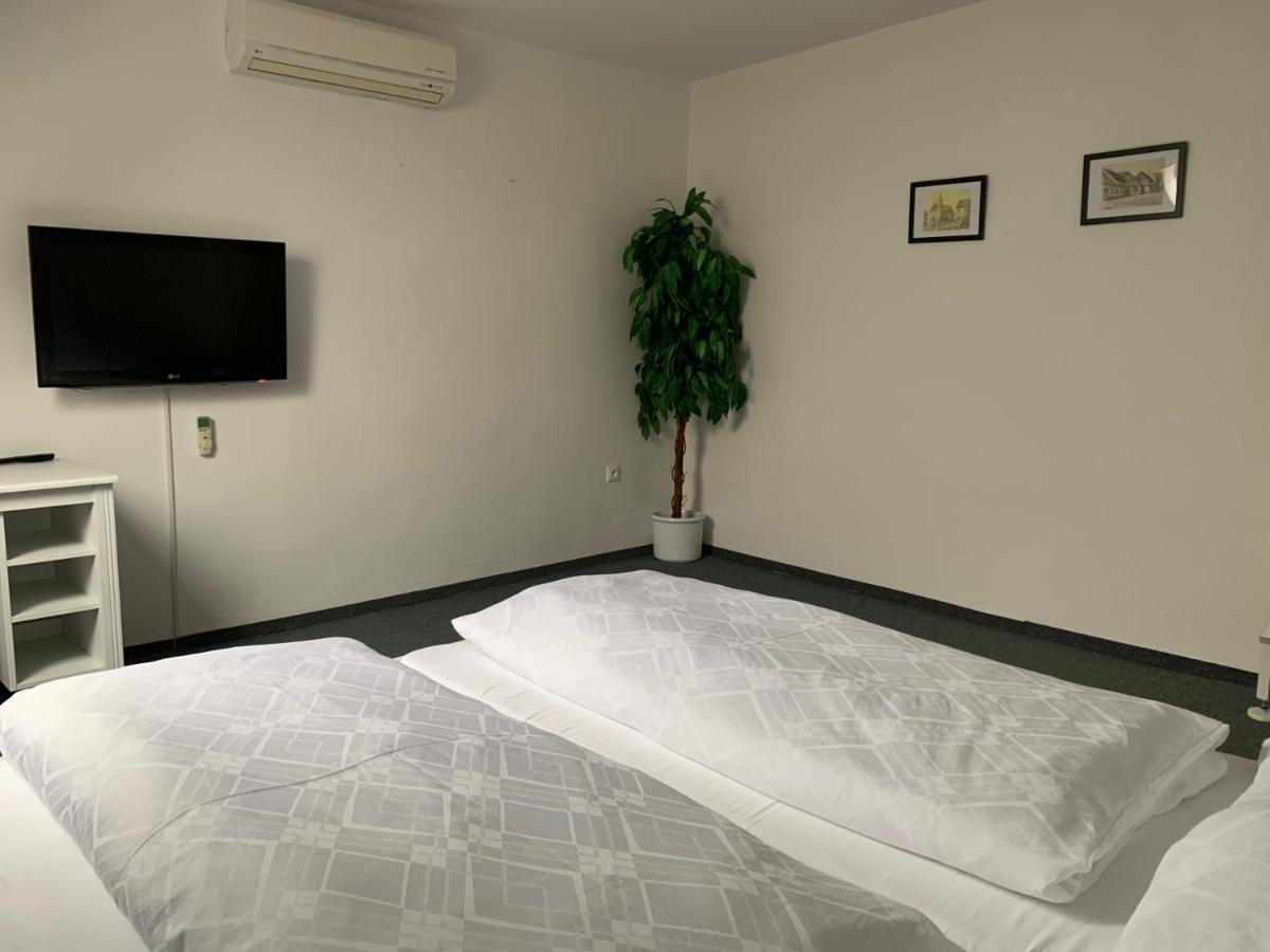 Penzion Holiday Trnava Bagian luar foto
