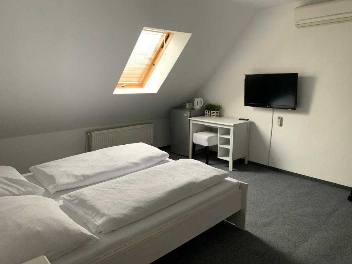 Penzion Holiday Trnava Bagian luar foto