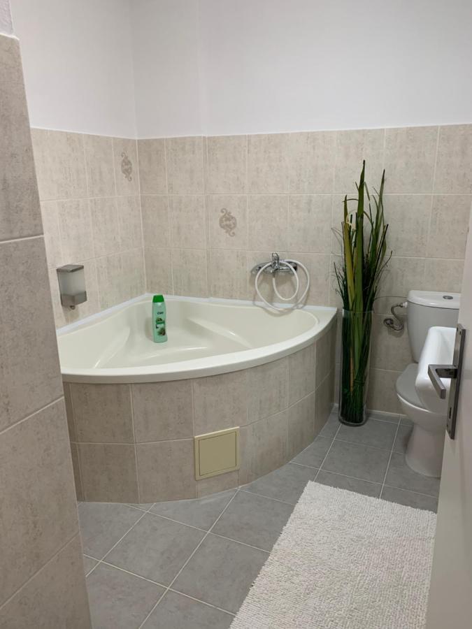 Penzion Holiday Trnava Bagian luar foto